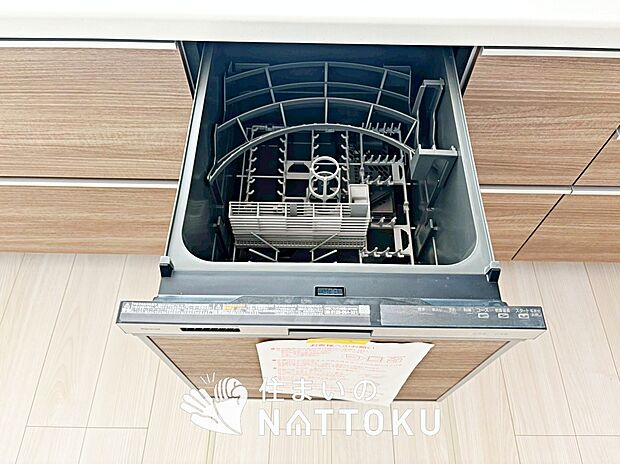 【食器洗い乾燥機】食後の時間にゆとりを与えてくれる食器洗い乾燥機。
操作ボタンも上面にあるので、腰をかがめずに操作ができラクラクです。