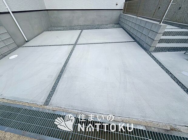 【現地写真（駐車場）】駐車スペースが広く、運転が苦手な方も安心です。