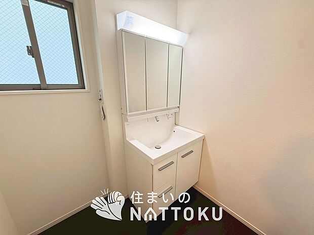 【洗面台・洗面所】鏡の両サイドは、必要なものを取出しやすく、大きな鏡面で朝の準備も快適。
使いやすいリフトアップ機能付きのシングルレバーシャワー水栓付です。