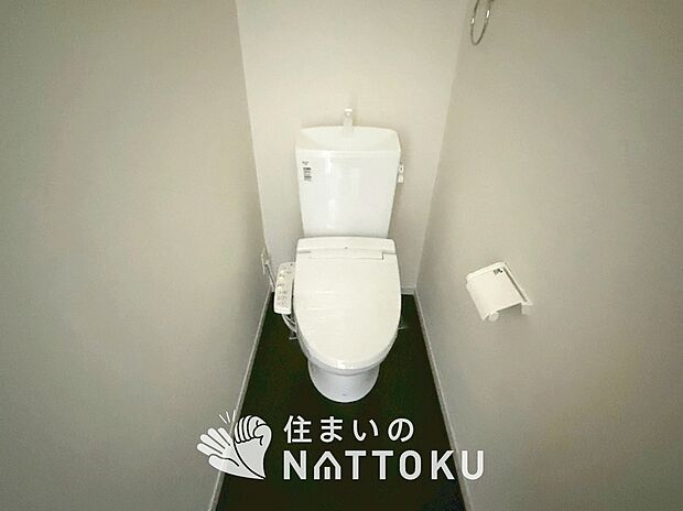 【トイレ】汚れてもサッとひと拭きでお手入れ簡単、エコ仕様の温水洗浄便座付きのトイレです。
バリアフリーにも配慮しています。