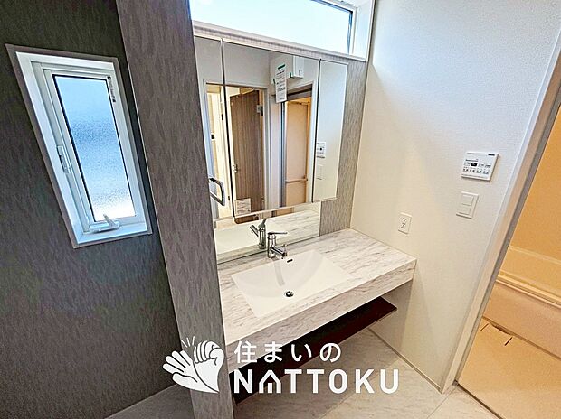 【洗面台・洗面所】鏡の両サイドは、必要なものを取出しやすく、大きな鏡面で朝の準備も快適。
使いやすいリフトアップ機能付きのシングルレバーシャワー水栓付です。