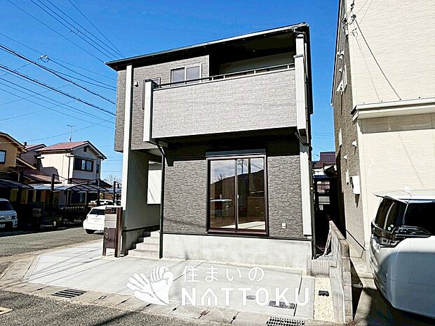 【現地写真（外観）】雨で汚れを落とし、耐久性・耐候性に優れた外壁を使用しています。