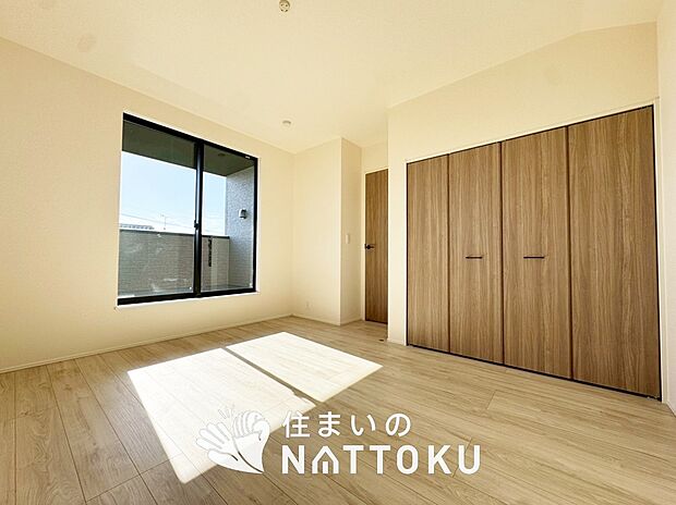 【現地写真（寝室）】木目の美しさを際立たせるシンプルデザインの建具を使用しています。