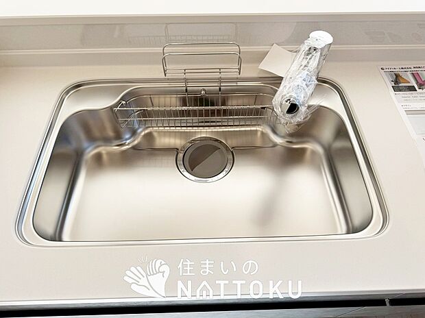 【浄水器内臓ハンドシャワー付シンク】広々とした凸型シンクに洗剤ポケットを標準装備。すっきり収納できます。
また、蛇口の先端に浄水器を内蔵しているため場所をとりません。