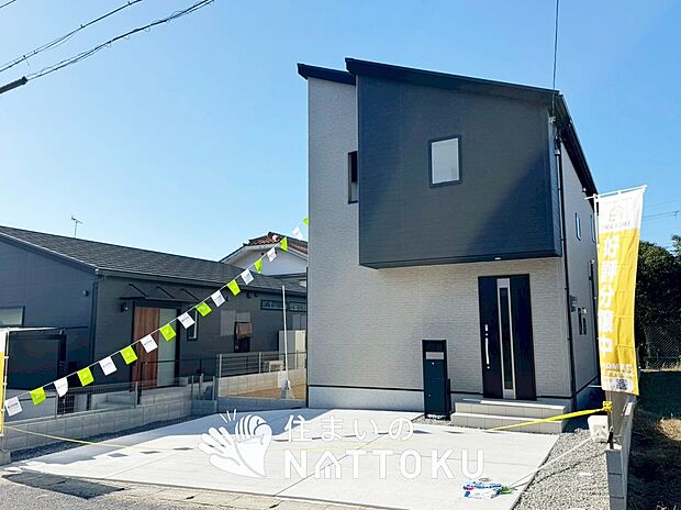 【現地写真（外観）】雨で汚れを落とし、耐久性・耐候性に優れた外壁を使用しています。