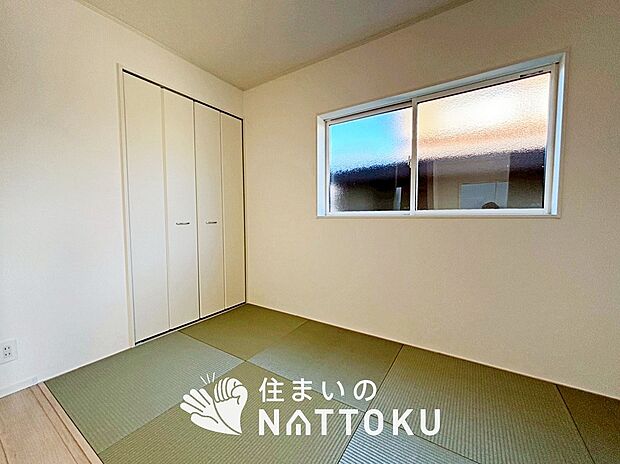 【現地写真（和室）】大壁仕様の新和室。くつろぎの空間です。