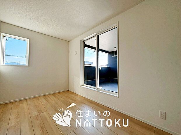 【現地写真（寝室）】木目の美しさを際立たせるシンプルデザインの建具を使用しています。