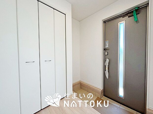 【現地写真（玄関）】玄関には、大型のシューズ収納を設置しています。