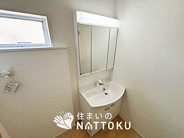 【洗面台・洗面所】鏡の両サイドは、必要なものを取出しやすく、大きな鏡面で朝の準備も快適。
使いやすいリフトアップ機能付きのシングルレバーシャワー水栓付です。