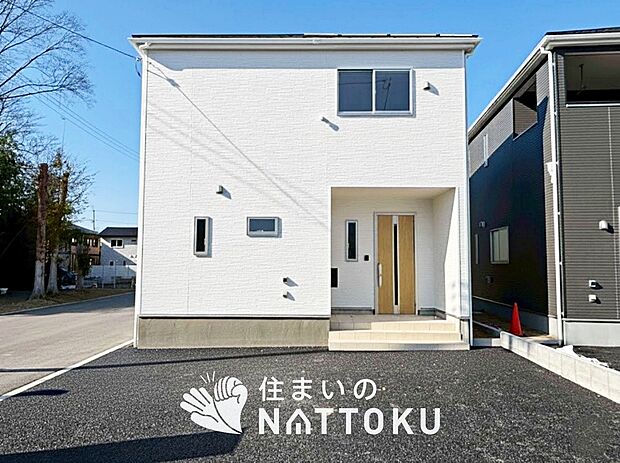 【現地写真（外観）【２号地】】軽くて火災に強い屋根材を採用し、地震時の建物への負担や揺れを軽減しています。