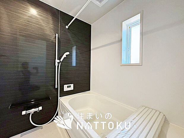 【現地写真（浴室）】浴室暖房乾燥機付き。１坪タイプで広々です。