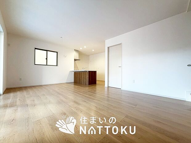 【現地写真（リビング）】フローリング材には、木目、色調など木材特有の風合いがあり、ナチュラルな美しさになっています。