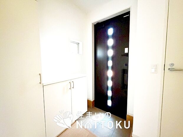 【現地写真（玄関）】玄関には、大型のシューズ収納を設置しています。