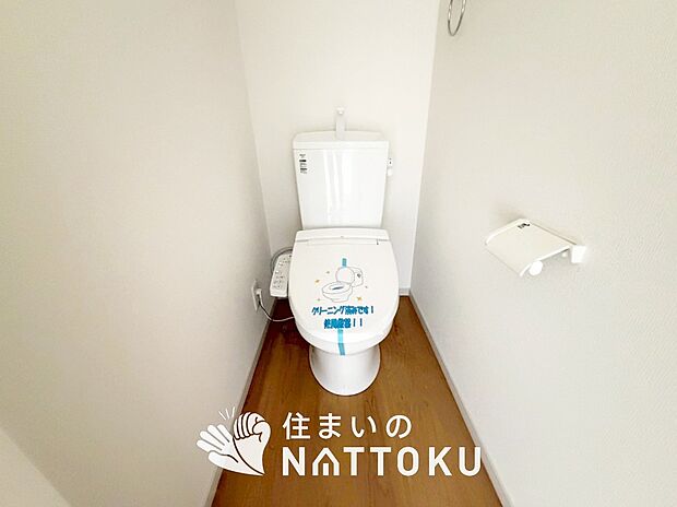 【トイレ】汚れてもサッとひと拭きでお手入れ簡単、エコ仕様の温水洗浄便座付きのトイレです。
バリアフリーにも配慮しています。