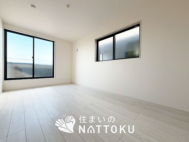 【現地写真(寝室)】木目の美しさを際立たせるシンプルデザインの建具を使用しています。