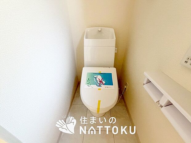 【トイレ】汚れてもサッとひと拭きでお手入れ簡単、エコ仕様の温水洗浄便座付きのトイレです。
バリアフリーにも配慮しています。