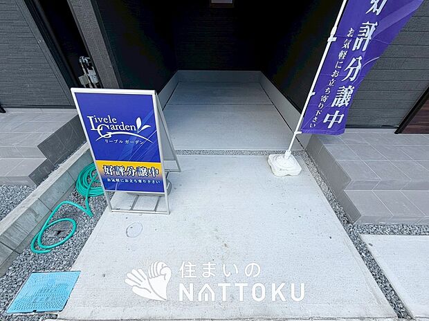 【現地写真(駐車場)】駐車スペースが広く、運転が苦手な方も安心です。