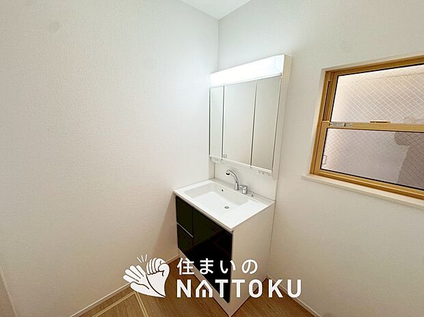 【洗面台・洗面所】鏡の両サイドは、必要なものを取出しやすく、大きな鏡面で朝の準備も快適。
使いやすいリフトアップ機能付きのシングルレバーシャワー水栓付です。