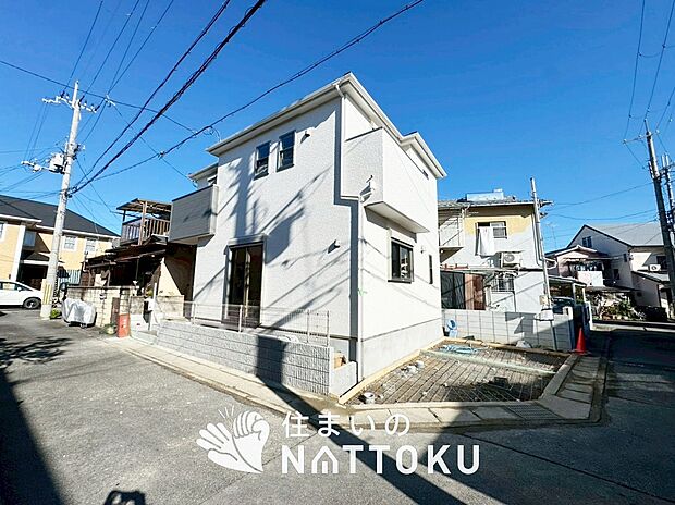 【現地写真（前道含む外観）】健康被害に配慮したもっとも安全性の高い建材を採用し、シックハウス対策をしております。