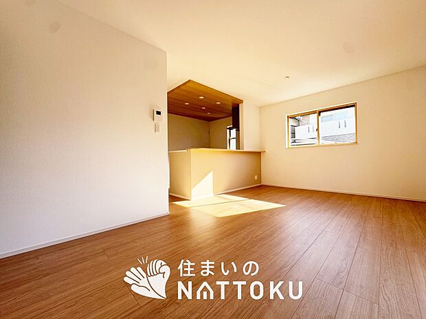 【現地写真（リビング）】フローリング材には、木目、色調など木材特有の風合いがあり、ナチュラルな美しさになっています。