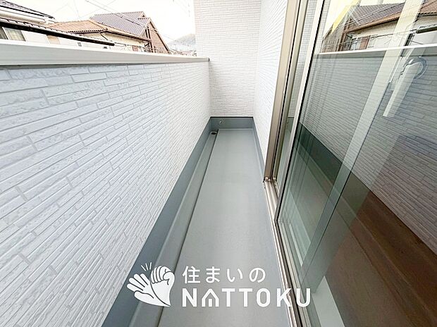 【バルコニー】奥行きが広く、洗濯物をゆったりと干せる十分な広さで、家族の洗濯も捗ります。