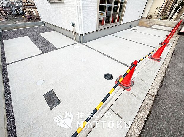 【現地写真（駐車場）】駐車スペースが広く、運転が苦手な方も安心です。