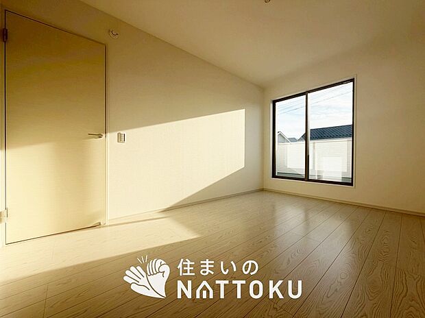 【現地写真（寝室）】木目の美しさを際立たせるシンプルデザインの建具を使用しています。