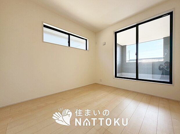 【現地写真（洋室）】木目の美しさを際立たせるシンプルデザインの建具を使用しています。