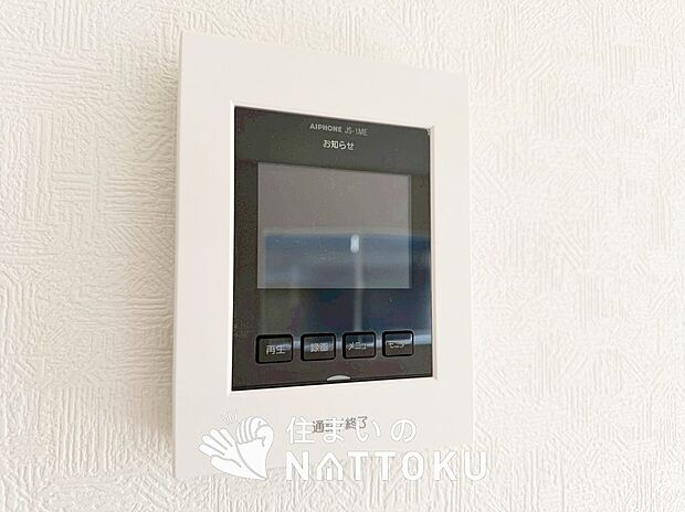 【TVモニター付インターホン】手放し通話ができ、送話表示灯で送話・受話状態が確認できます。
映像と音声で玄関先の様子をチェックできるモニター機能や、夜間の訪問者の顔も確認できるLEDライトを装備しています。