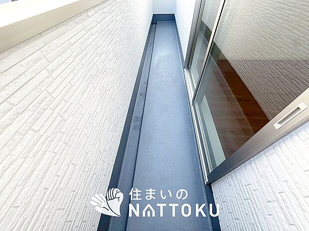 【バルコニー】奥行きが広く、洗濯物をゆったりと干せる十分な広さで、家族の洗濯も捗ります。