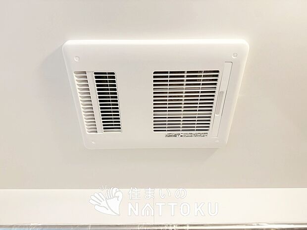 【浴室暖房換気乾燥機】入浴後の水滴や湿気を排出し、カビの発生や臭いを抑制します。
雨の日の洗濯物にも効果的です。