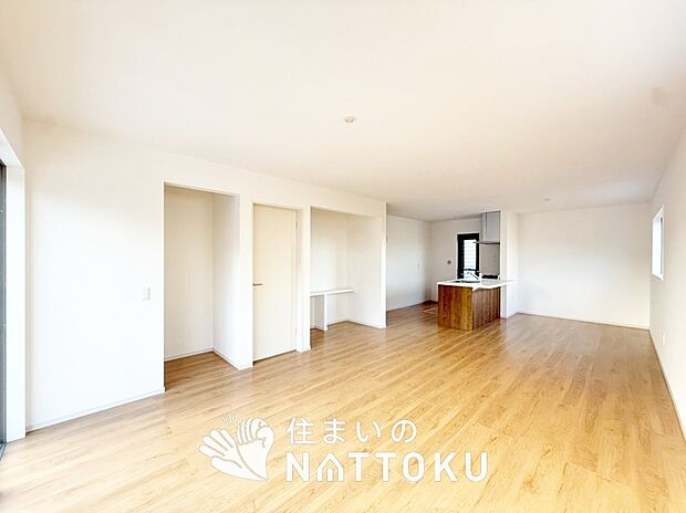 【現地写真（リビング）】フローリング材には、木目、色調など木材特有の風合いがあり、ナチュラルな美しさになっています。