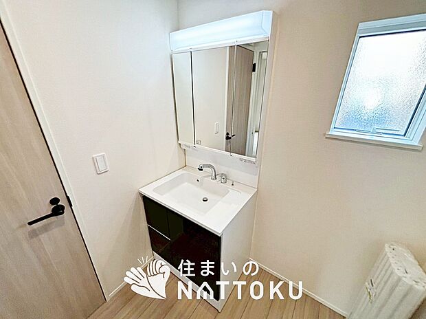 【洗面台・洗面所】鏡の両サイドは、必要なものを取出しやすく、大きな鏡面で朝の準備も快適。
使いやすいリフトアップ機能付きのシングルレバーシャワー水栓付です。