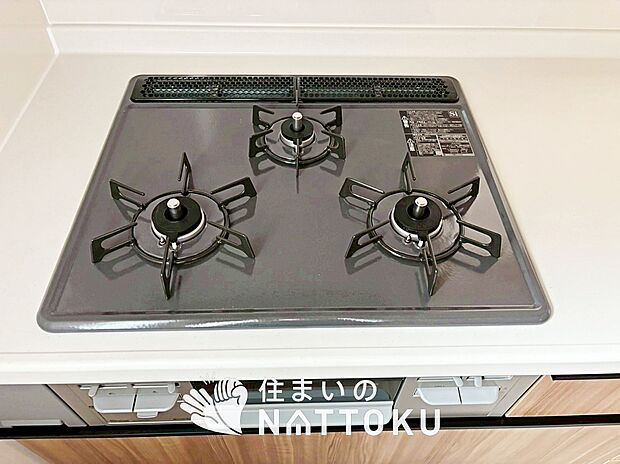 【ビルトインコンロ】フラットな構造で清掃性が高く、過熱防止センサー付３口タイプで日頃の家事も快適です。