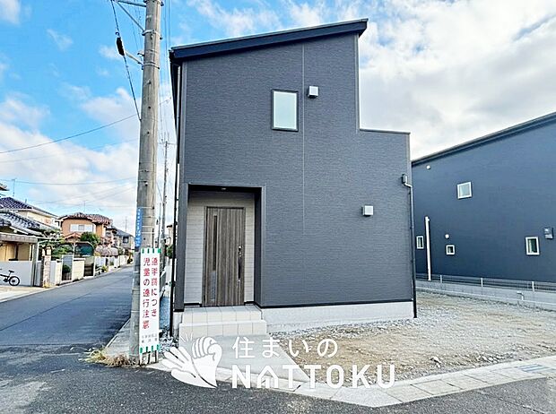 【現地写真（前道含む外観）】健康被害に配慮したもっとも安全性の高い建材を採用し、シックハウス対策をしております。