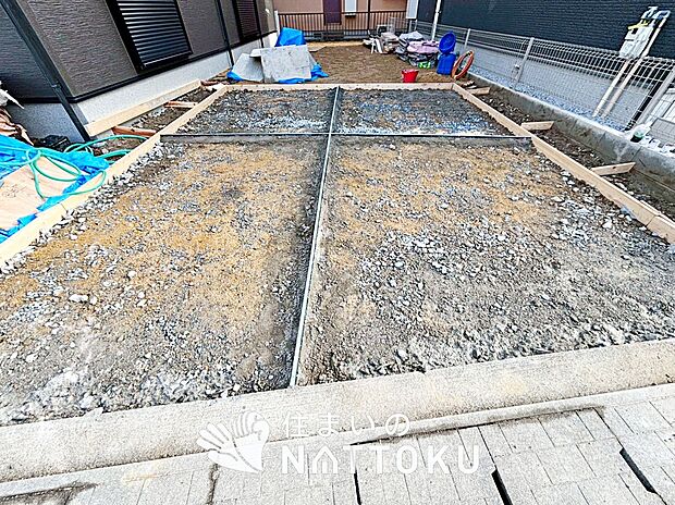 【現地写真（駐車場）】駐車スペースが広く、運転が苦手な方も安心です。