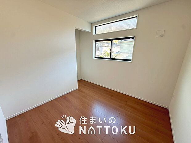 【現地写真（洋室）】木目の美しさを際立たせるシンプルデザインの建具を使用しています。