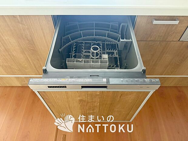 【食器洗い乾燥機】食後の時間にゆとりを与えてくれる食器洗い乾燥機。
操作ボタンも上面にあるので、腰をかがめずに操作ができラクラクです。