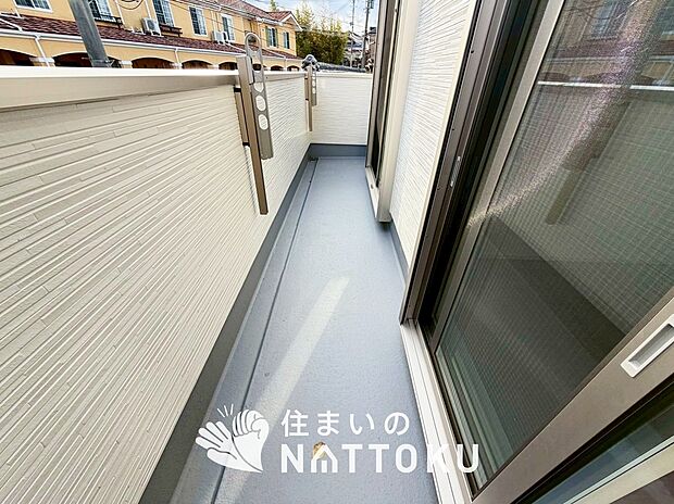 【バルコニー】奥行きが広く、洗濯物をゆったりと干せる十分な広さで、家族の洗濯も捗ります。