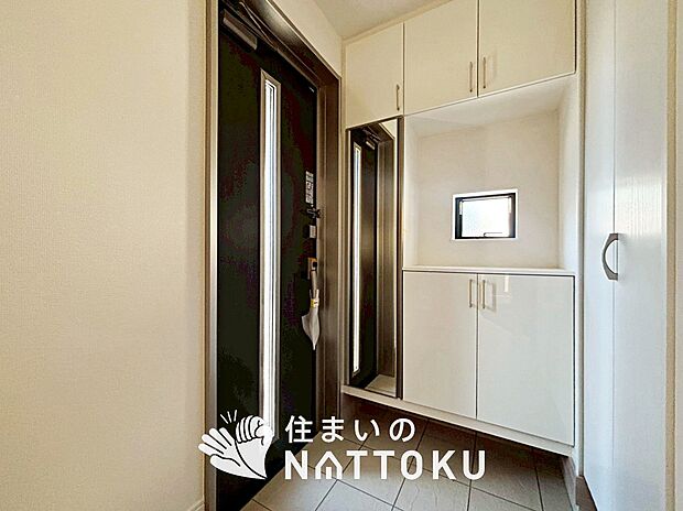 【現地写真（玄関）】玄関には、大型のシューズ収納を設置しています。