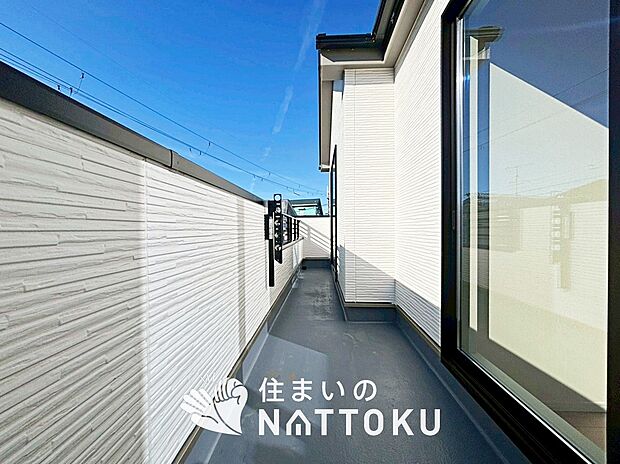 【バルコニー】奥行きが広く、洗濯物をゆったりと干せる十分な広さで、家族の洗濯も捗ります。
