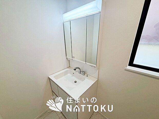 【洗面台・洗面所 】鏡の両サイドは、必要なものを取出しやすく、大きな鏡面で朝の準備も快適。
使いやすいリフトアップ機能付きのシングルレバーシャワー水栓付です。
