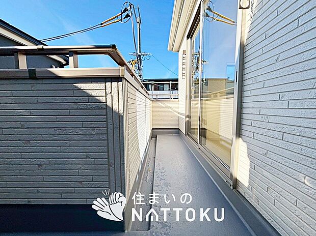 【バルコニー】奥行きが広く、洗濯物をゆったりと干せる十分な広さで、家族の洗濯も捗ります。