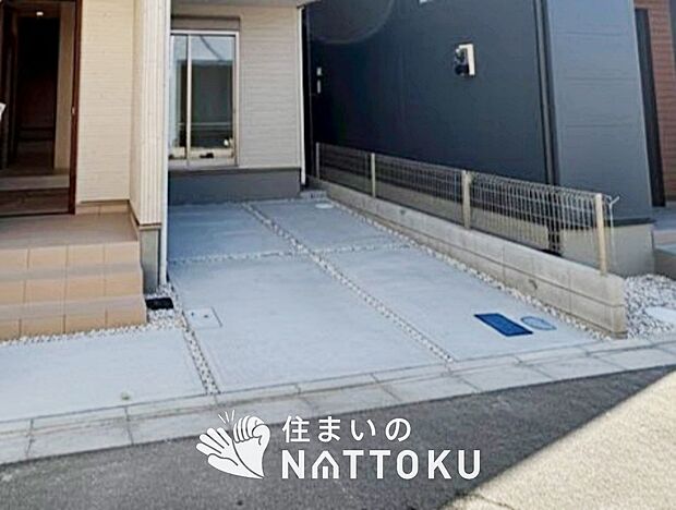 【現地写真（駐車場）】駐車スペースが広く、運転が苦手な方も安心です。