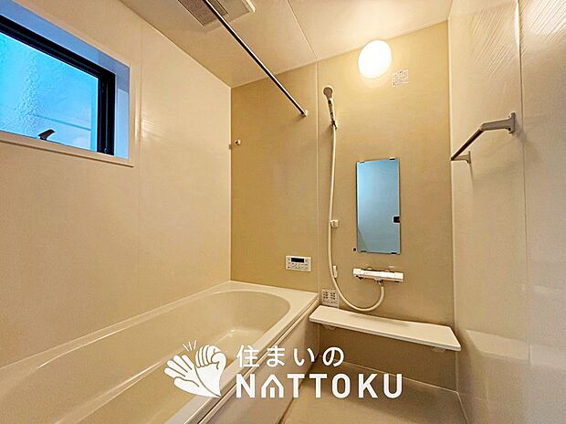 【現地写真（浴室）】浴室暖房乾燥機付き。１坪タイプで広々です。