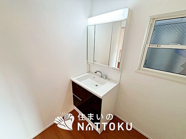 【洗面台・洗面所】鏡の両サイドは、必要なものを取出しやすく、大きな鏡面で朝の準備も快適。
使いやすいリフトアップ機能付きのシングルレバーシャワー水栓付です。