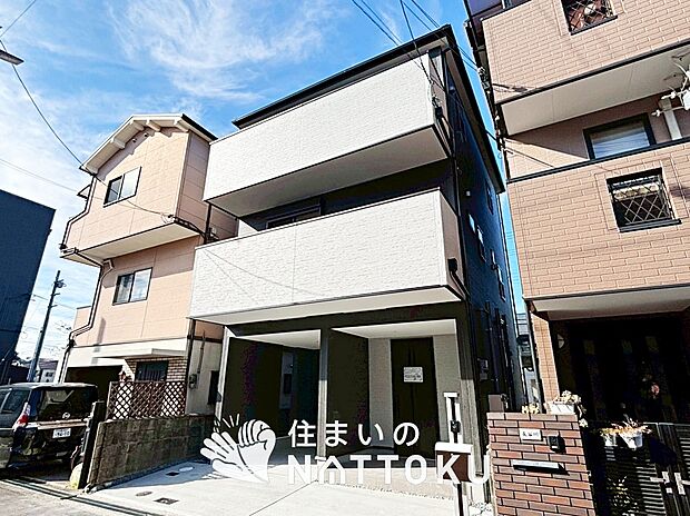 【現地写真（外観）】雨で汚れを落とし、耐久性・耐候性に優れた外壁を使用しています。