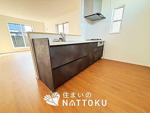 【現地写真（キッチン）】収納たっぷりのシステムキッチン、浄水器付水栓を標準装備しています。