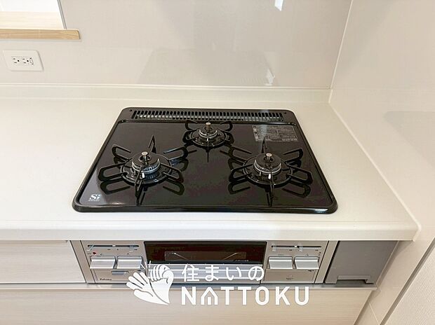 【ビルトインコンロ】フラットな構造で清掃性が高く、過熱防止センサー付３口タイプで日頃の家事も快適です。