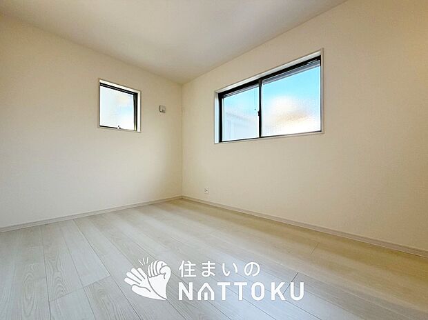 【現地写真（寝室）】木目の美しさを際立たせるシンプルデザインの建具を使用しています。